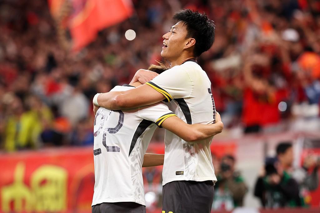 KOK体育官方入口-杜月徵父亲及爷爷奶奶观战，其破门后杜父：可算现场看他进球了